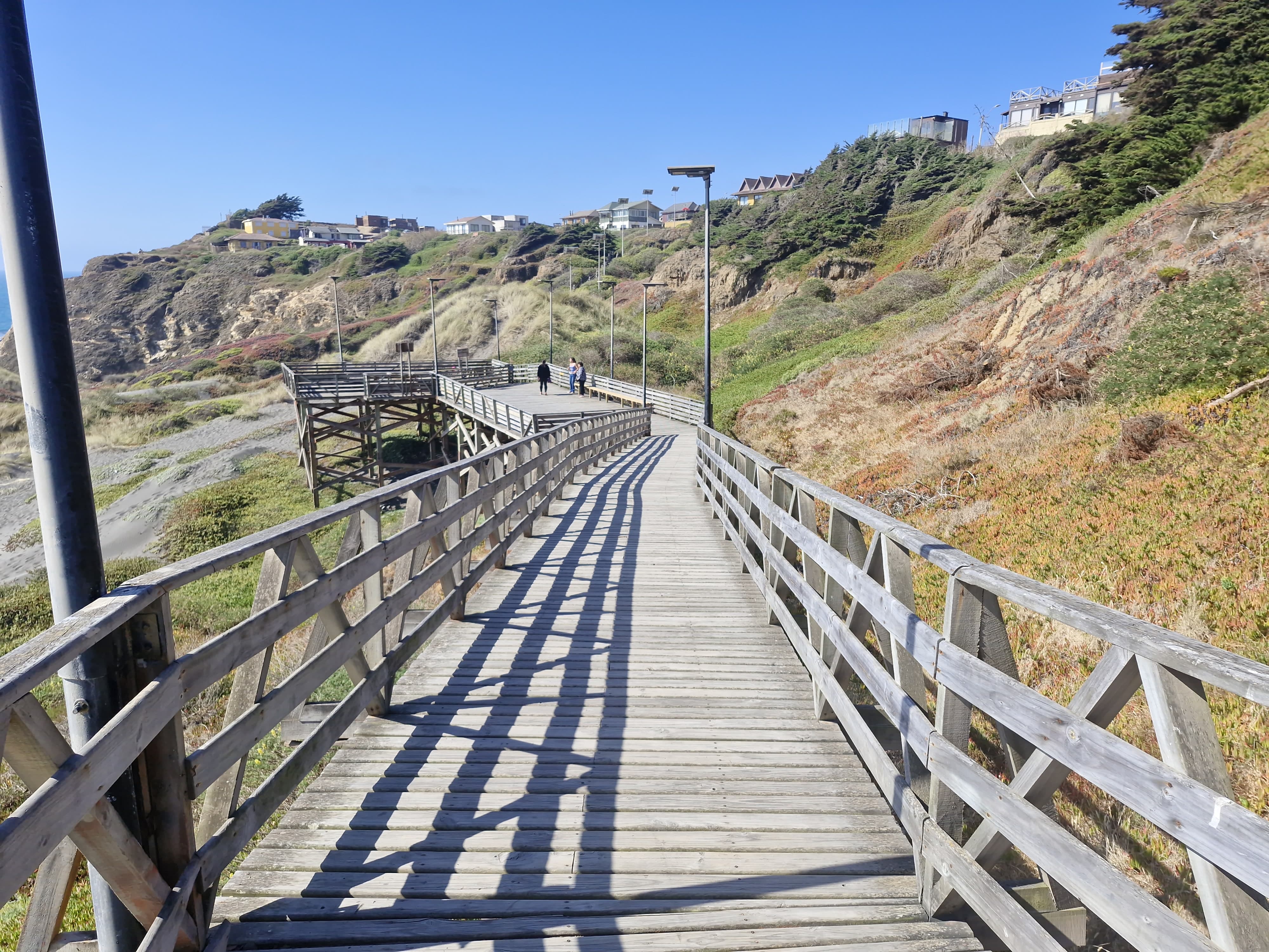 Fotografía del sendero, cuenta con luminarias